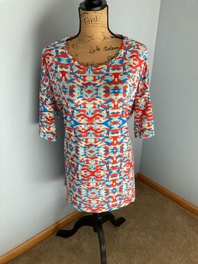 LuLaRoe Red Blue Cream Geometric Scoop Neck Short Sleeve Tee